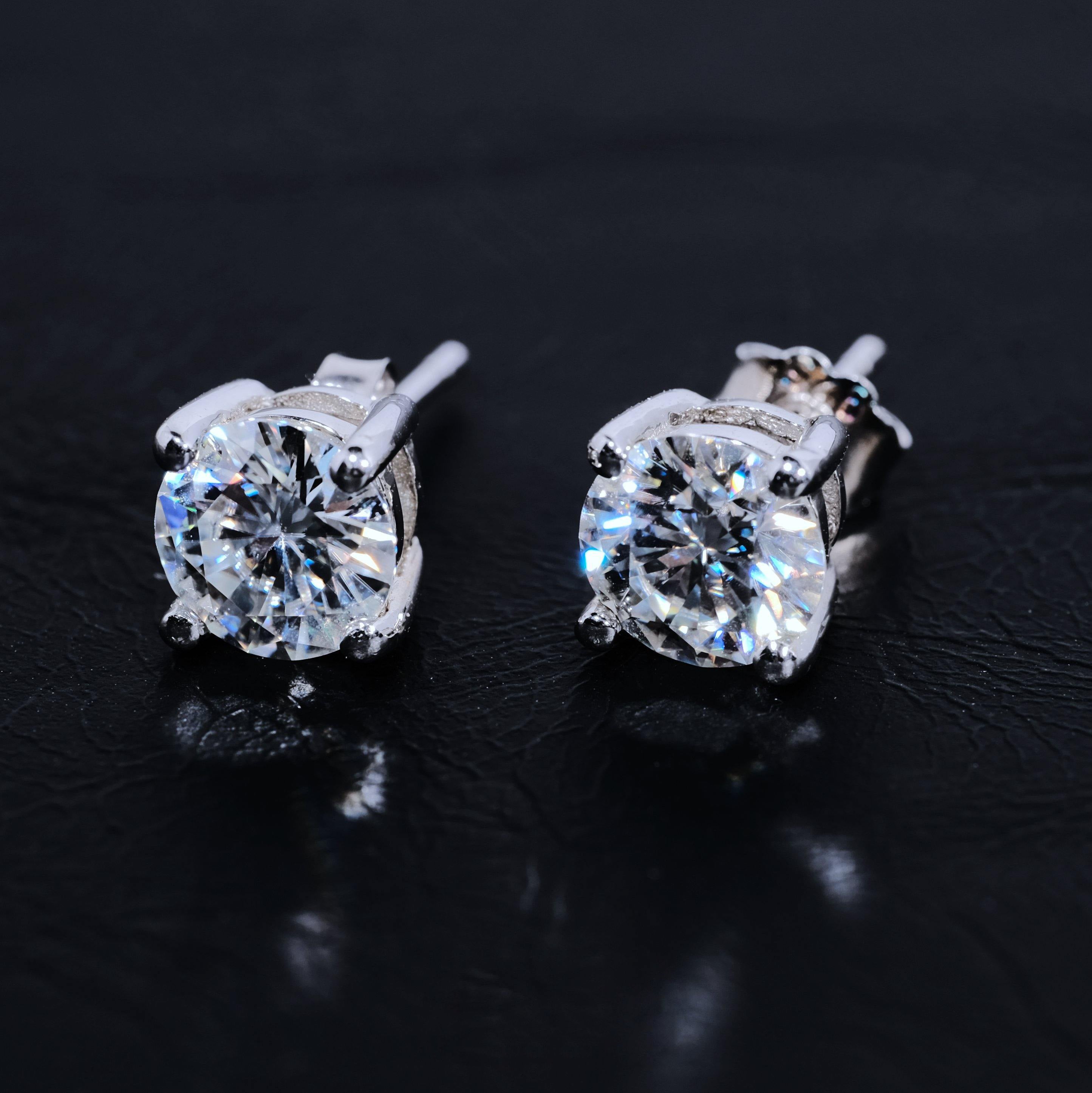 925S & VVS Moissanite Solitaire Stud Earrings